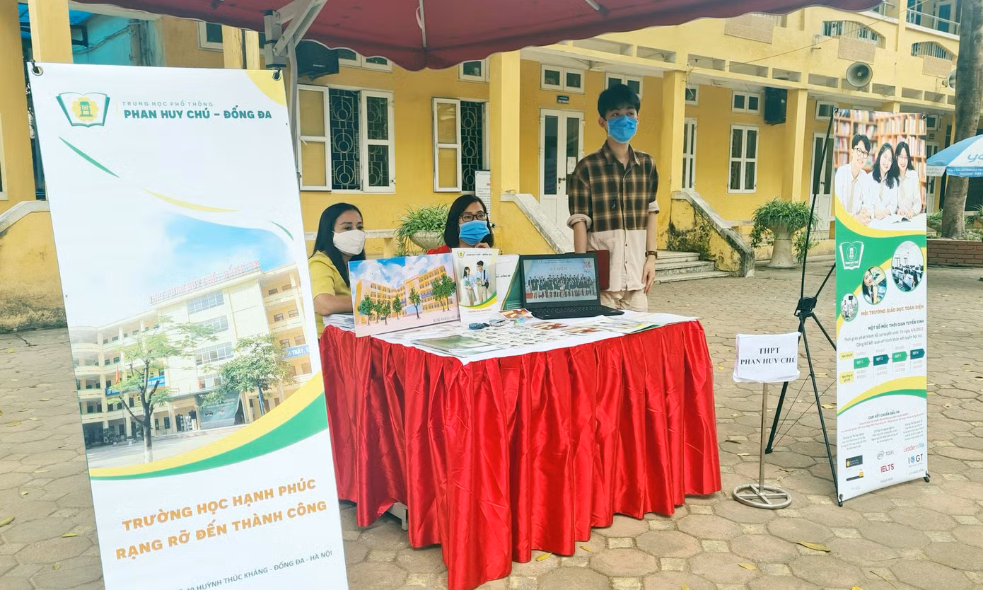 "Đối với những trường THPT, đây thực sự là chương trình rất ý nghĩa giúp các em học sinh có định hướng rõ ràng hơn cho mình. Với công nghệ 4.0 như hiện nay, học sinh có thể tìm hiểu rất nhiều thông tin về các trường nhưng tại chương trình này, các bạn học sinh được trực tiếp tiếp xúc với giáo viên, tìm hiểu về mô hình của nhà trường, với những câu lạc bộ trong trường. Đấy là những nguyện vọng các bạn học sinh hiện nay rất muốn vừa học vừa có sự trải nghiệm. Tính năng động, trải nghiệm là điều mà các trường đều đang muốn phấn đấu cho các con, bởi không chỉ học kiến thức các con phải có kỹ năng sống nữa", đại diện ban tuyển sinh của một trường THPT trên địa bàn quận Đống Đa chia sẻ.