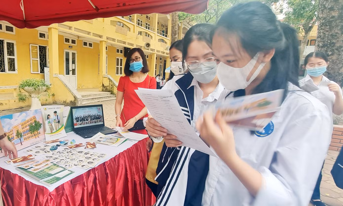 "Đây là chương trình rất bổ ích, tư vấn cho học sinh về định hướng nghề nghiệp, tính cách, về học tập giúp chúng em định hướng bản thân rõ ràng hơn, biết nhiều hơn về bản thân và những góc khuất của chính mình, giúp chúng em có thể lựa chọn được vào ngôi trường mong muốn và phù hợp với bản thân”, em Nguyễn Thùy Dương, học sinh lớp 9A3 Trường THCS Nguyễn Trường Tộ hào hứng nói.