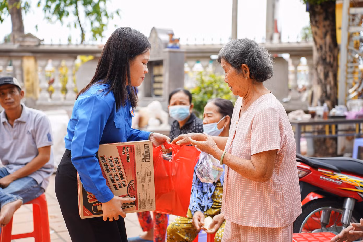 Đồng thời, Đoàn cũng đã trao tặng 300 phần quà gồm các loại nhu yếu phẩm hỗ trợ cho người dân với tổng giá trị 110 triệu đồng. Ảnh: Bệnh viện Chợ Rẫy