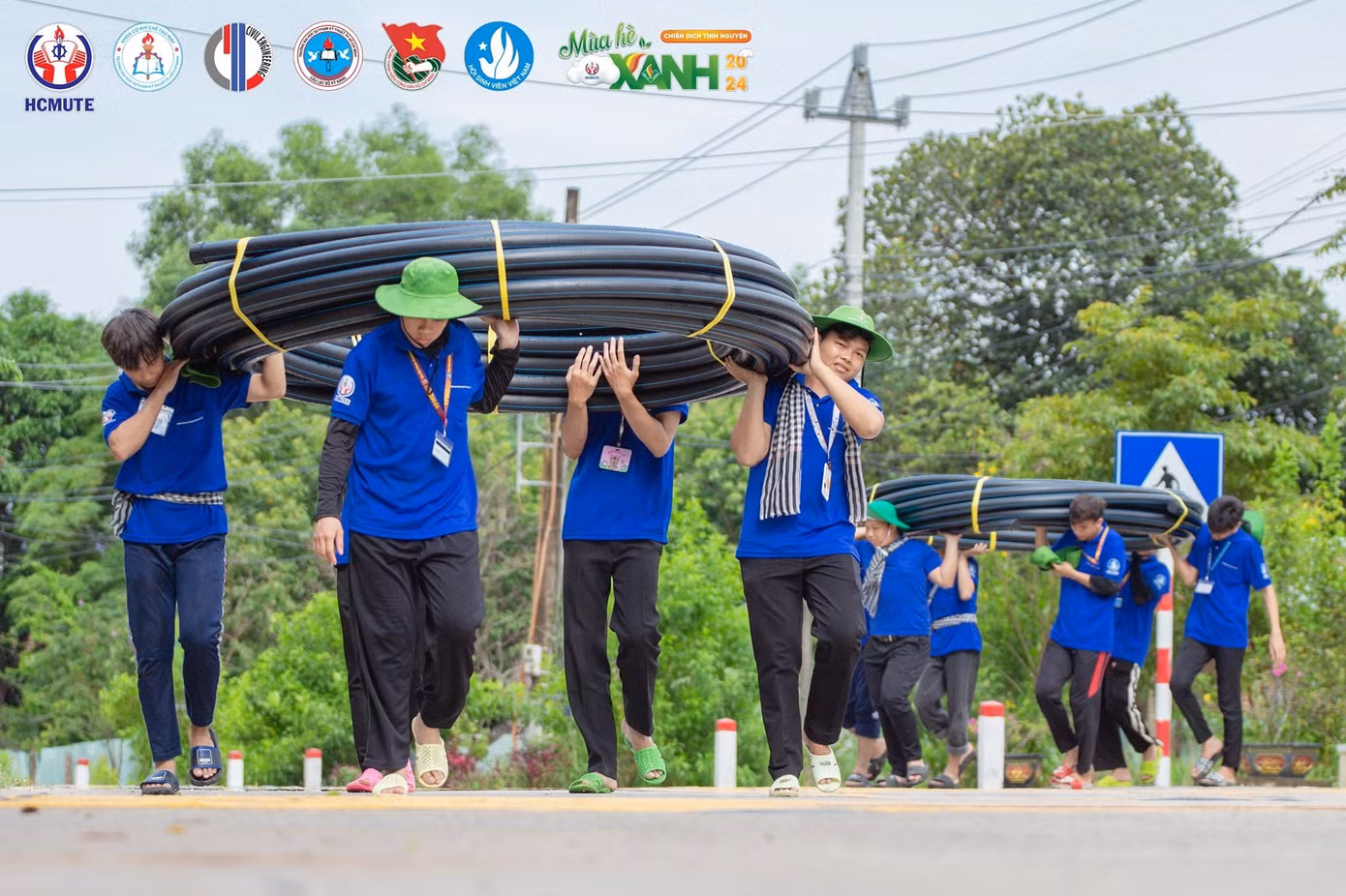 Các chiến sĩ UTE mạnh mẽ cùng hợp sức để vận chuyển hàng km ống nước đến điểm tập kết. Ảnh: Thông tin Đoàn - Hội Khoa Xây dựng Đại học HCMUTE
