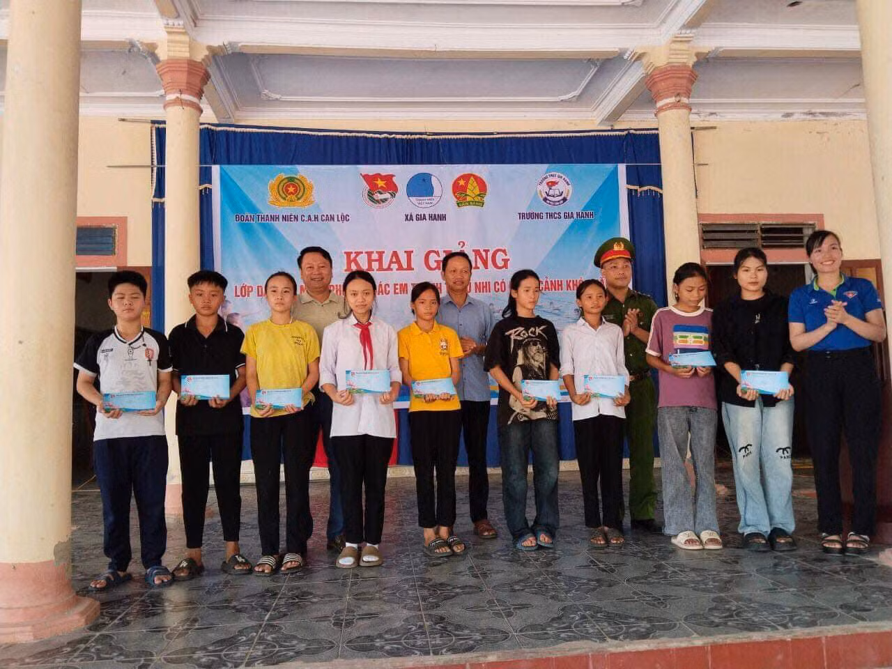 Cũng tại buổi Lễ khai giảng lớp học, Đoàn thanh niên Công an huyện đã trao 10 suất quà cho các em học sinh có hoàn cảnh đặc biệt khó khăn, mỗi suất quà 200.000 đồng. Ảnh: Tuổi trẻ Công an Hà Tĩnh