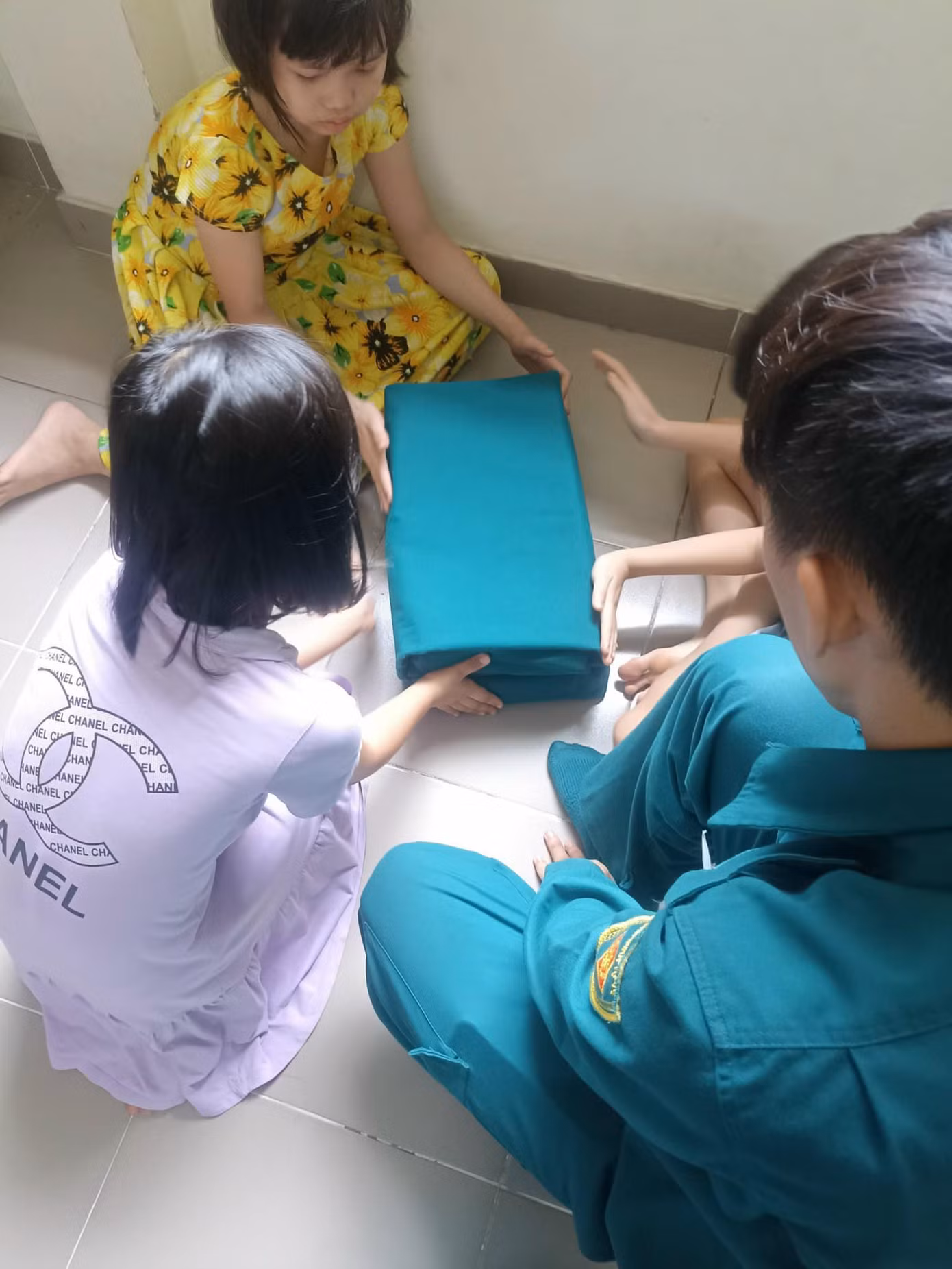 Các em được tham gia xếp nội vụ, rèn luyện tính cẩn thận, ngăn nắp và tỉ mỉ. Ảnh: Ban Chỉ Huy Quân Sự Phường 12 Quận Gò Vấp.