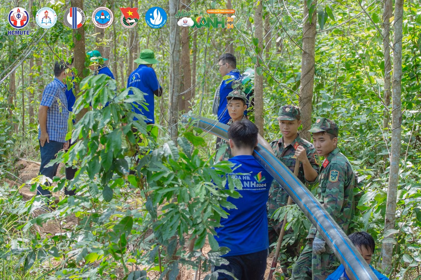 Dù đường đi không hề bằng phẳng nhưng cách chiến sĩ UTE vẫn sẵn sàng "vượt ngàn chông gai" để hoàn thành nhiệm vụ. Ảnh: Thông tin Đoàn - Hội Khoa Xây dựng Đại học HCMUTE