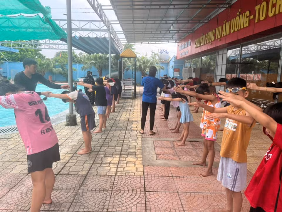 Những buổi đầu, nhiều bạn thiếu nhi còn nhát và sợ nước. Tuy nhiên chỉ sau vài buổi học, các bạn đã tự tin hơn nhiều và không còn cảm giác sợ nước. Ảnh: Đoàn Xã Kha Sơn