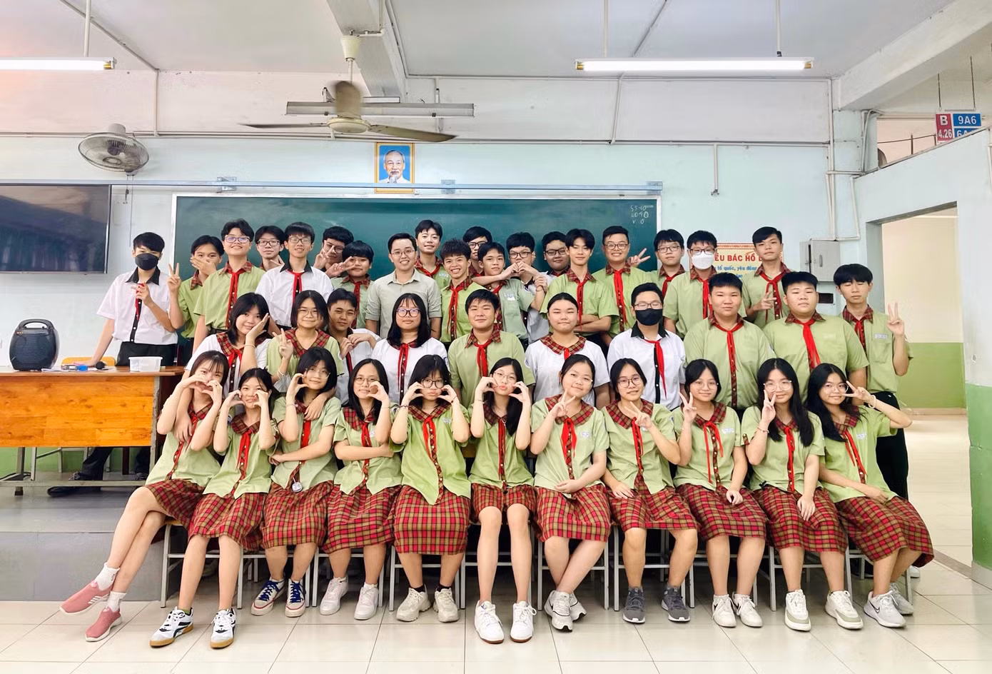 "Đề thi có phần dẫn nhập giúp gợi mở hướng phát thảo trong ý tưởng để các em tực hiện bài viết" - thầy Tuấn Huy bày tỏ.