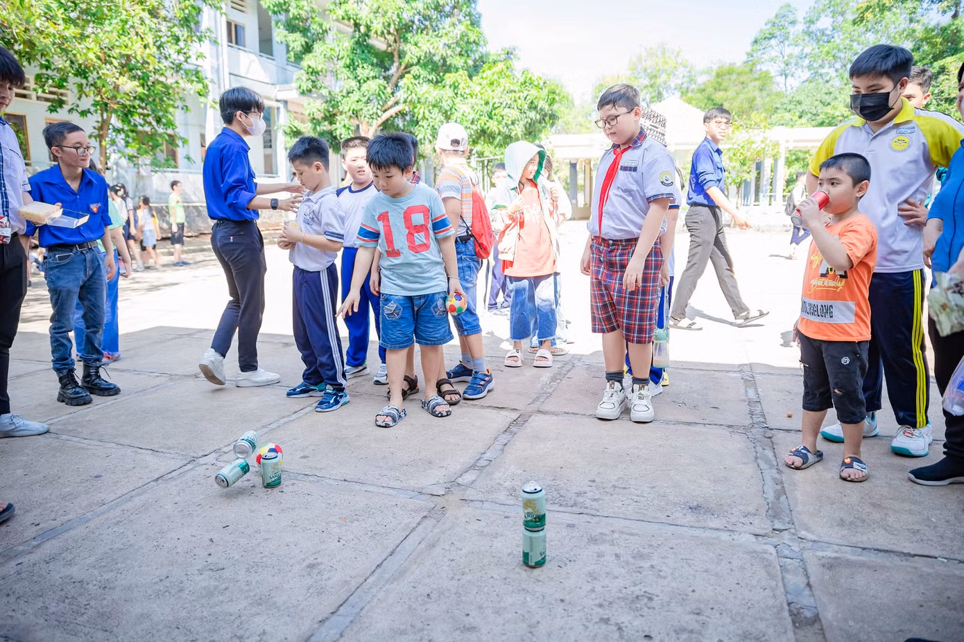 Sau các hoạt động trải nghiệm của chương trình, các chiến sĩ áo đỏ còn tổ chức sinh hoạt cho các em thiếu nhi. Ảnh: Đoàn Cơ Sở