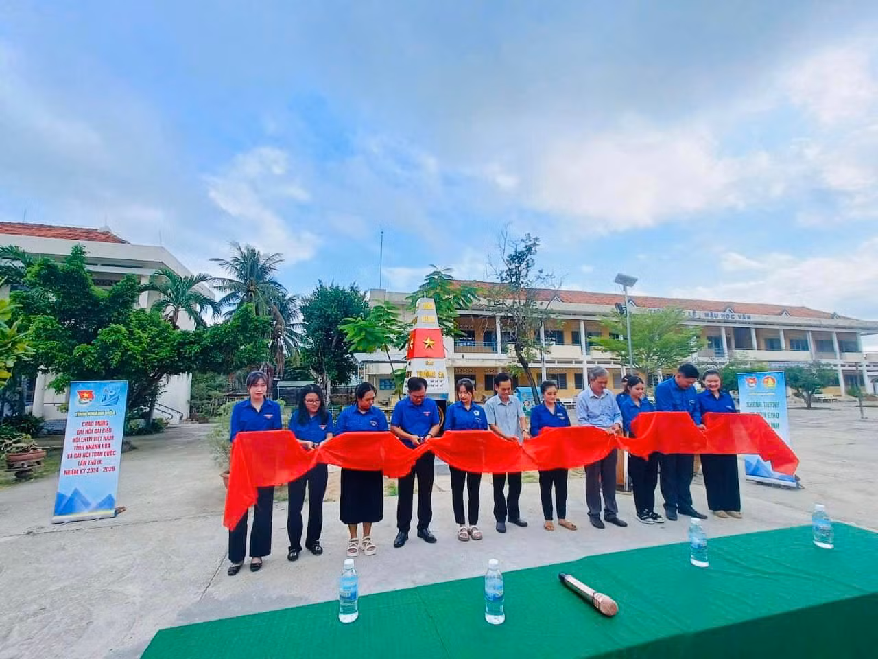 Các đại biểu cắt băng khánh thành công trình thanh niên. Ảnh: Đoàn TNCS Hồ Chí Minh - Hội LHTN Việt Nam xã Vạn Bình