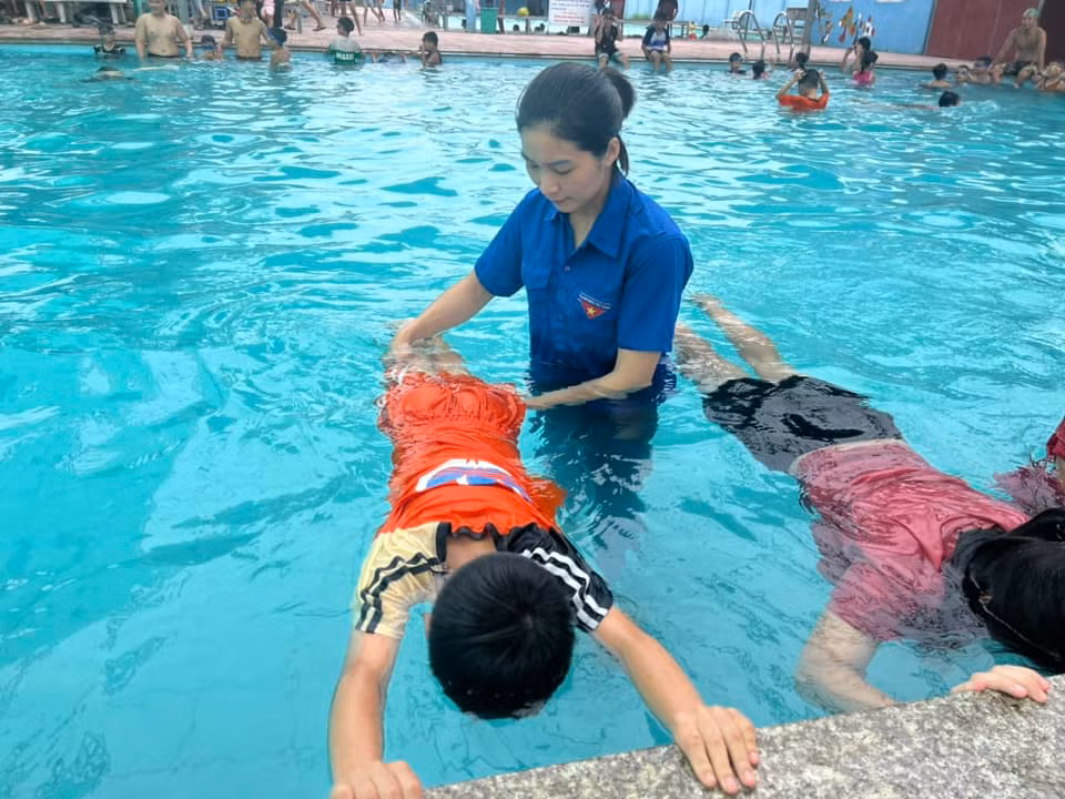 Đoàn viên, thanh niên đồng hành cùng các lớp phổ cập môn bơi cho thiếu nhi. Hoạt động nhận được sự tin tưởng và ủng hộ đặc biệt từ các bậc phụ huynh. Ảnh: Đoàn Xã Kha Sơn