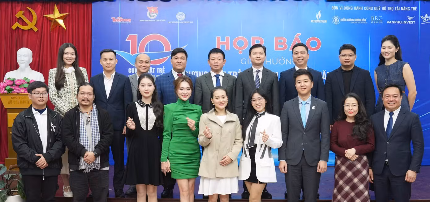 Đại diện Ban Tổ chức và Gương mặt trẻ Việt Nam tiêu biểu qua các năm, cùng người đẹp cuộc thi Hoa hậu Việt Nam chụp ảnh lưu niệm tại chương trình.