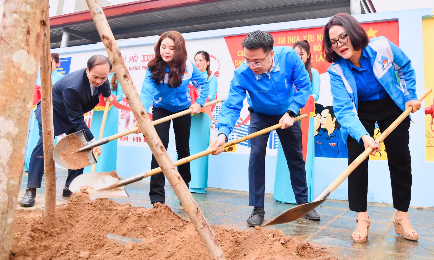 Anh Nguyễn Tường Lâm, chị Chu Hồng Minh và các đại biểu, thanh niên trồng cây hưởng ứng Tết trồng cây. Ảnh: Xuân Tùng