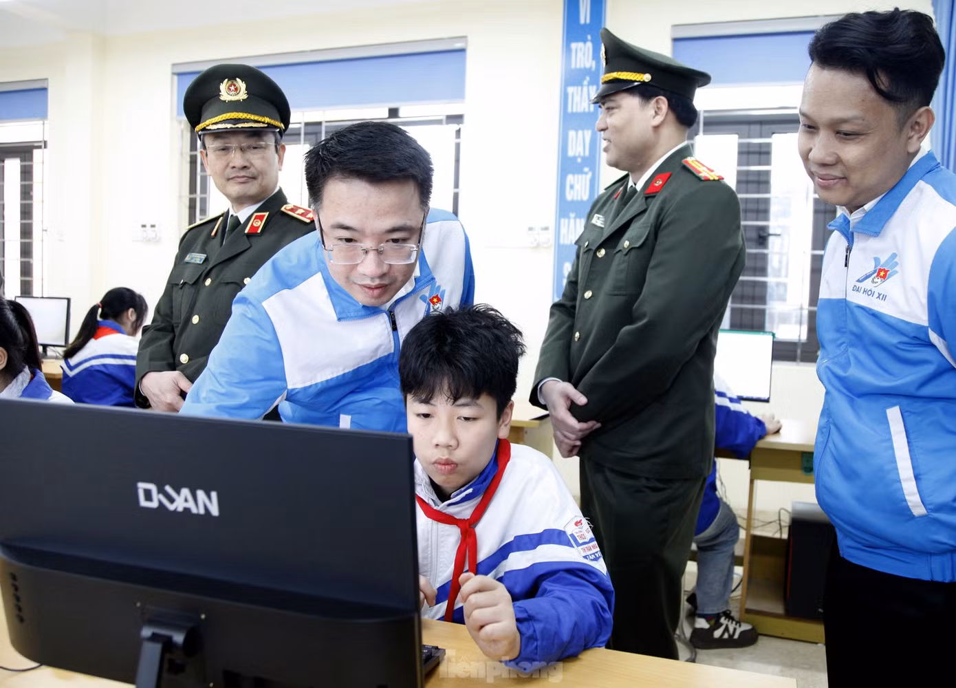 Bí thư T.Ư Đoàn, Chủ tịch T.Ư Hội LHTN Việt Nam Nguyễn Tường Lâm hướng dẫn học sinh sử dụng máy tính được trao tặng trong chương trình ra quân Tháng Thanh niên 2025 tại Bắc Giang. Ảnh: Nguyễn Thắng