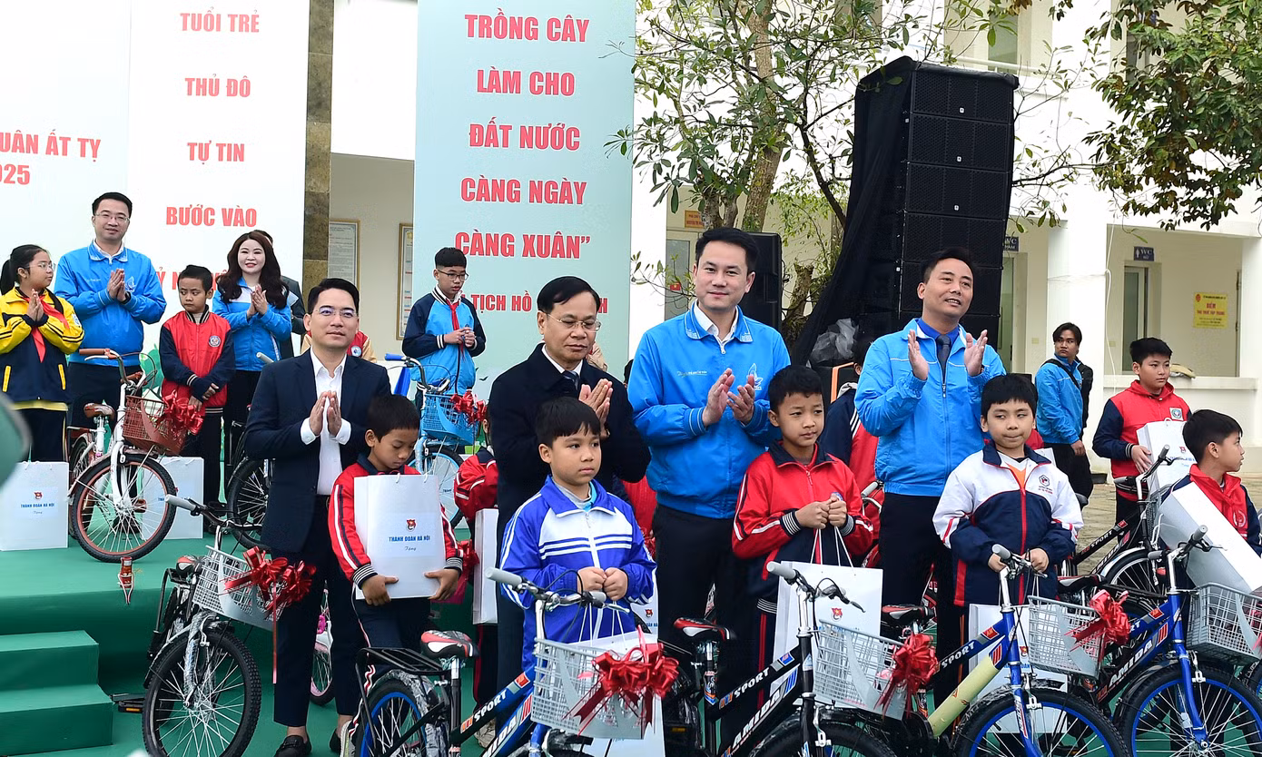 Dịp này, Ban tổ chức đã trao 35 suất quà và xe đạp tặng thiếu nhi Thủ đô có hoàn cảnh khó khăn. Ảnh: Xuân Tùng