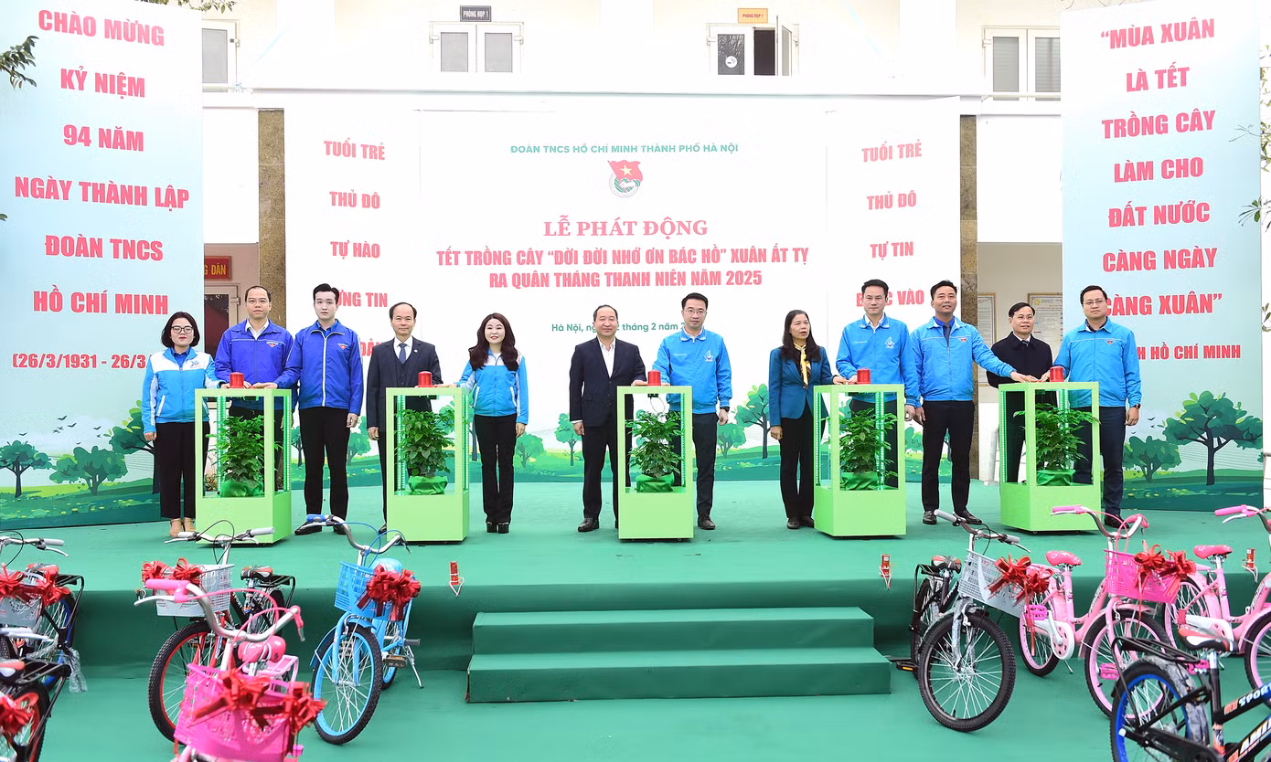 Đại diện lãnh đạo các bộ, ngành, đoàn thể thực hiện nghi thức phát động Tháng Thanh niên năm 2025 của tuổi trẻ Thủ đô. Ảnh: Xuân Tùng