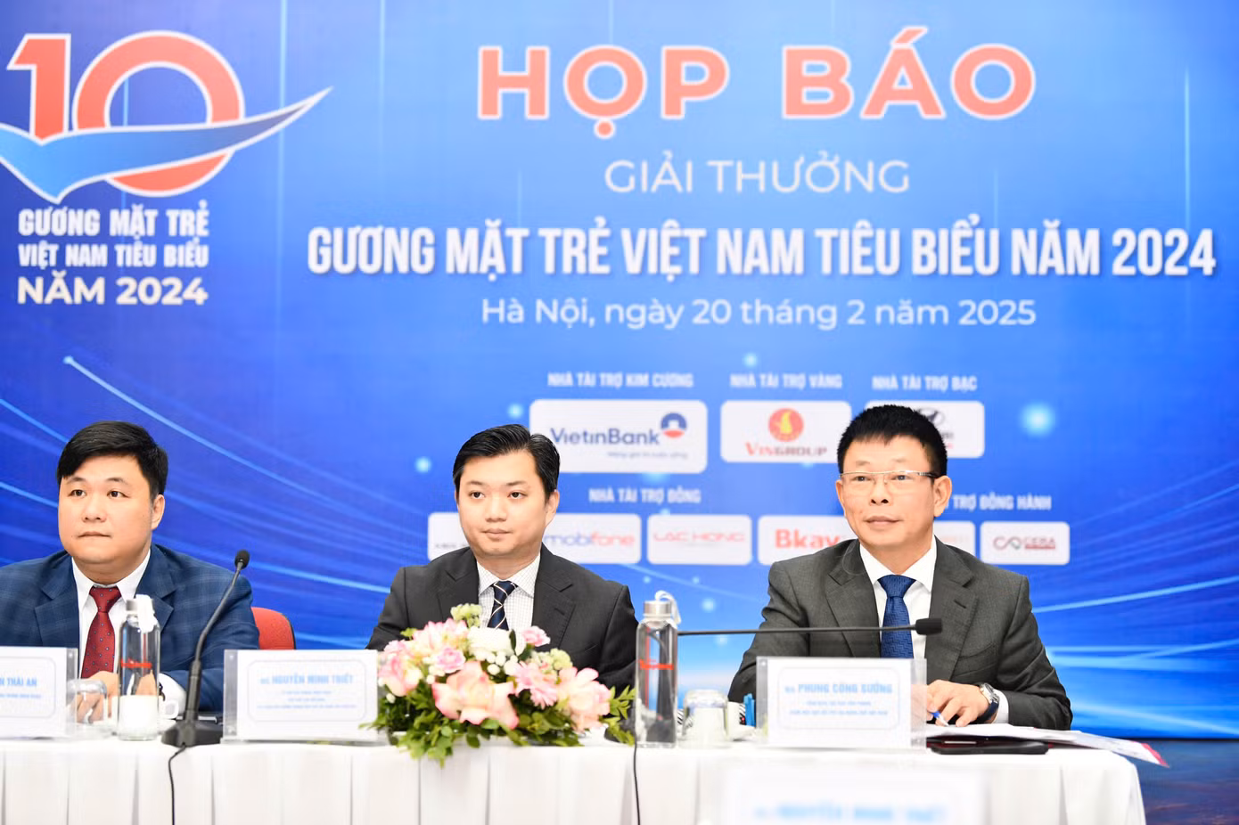 Chủ trì và trao đổi với báo chí tại chương trình có anh Nguyễn Minh Triết – Bí thư T.Ư Đoàn, Chủ tịch T.Ư Hội Sinh viên Việt Nam, Phó Chủ tịch thường trực Hội đồng xét tặng Giải thưởng; anh Nguyễn Thái An - Ủy viên Ban Thường vụ, Trưởng ban Tuyên giáo T.Ư Đoàn; nhà báo Phùng Công Sưởng - Tổng Biên tập Báo Tiền Phong, Giám đốc Quỹ Hỗ trợ tài năng trẻ Việt Nam, Thường trực Hội đồng xét tặng Giải thưởng.