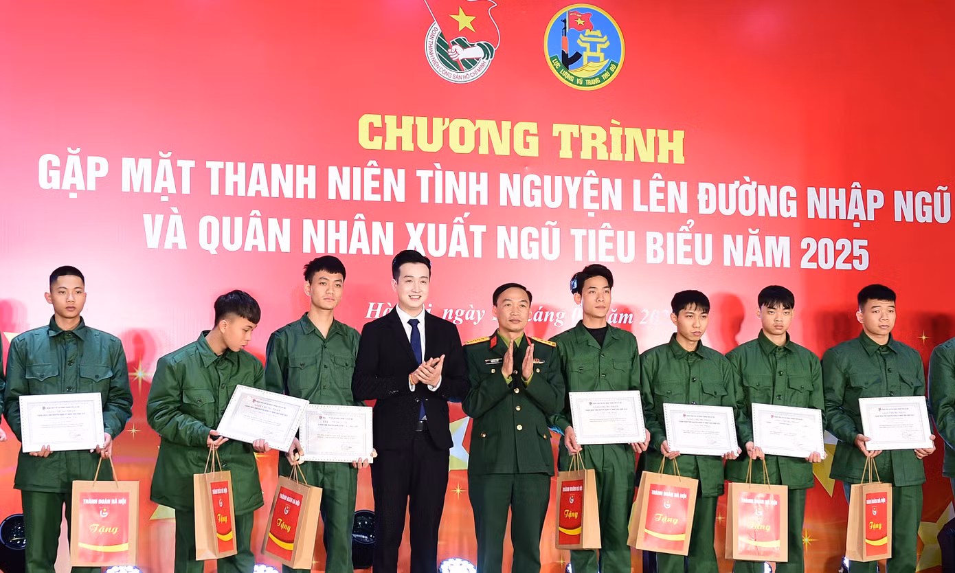 Trần Đình Hoan (thứ 4 từ phải sang) tại chương trình Gặp mặt thanh niên lên đường nhập ngũ và quân nhân xuất ngũ tiêu biểu năm 2025 do Thành Đoàn Hà Nội và Bộ Tư lệnh Thủ đô tổ chức. Ảnh: Xuân Tùng