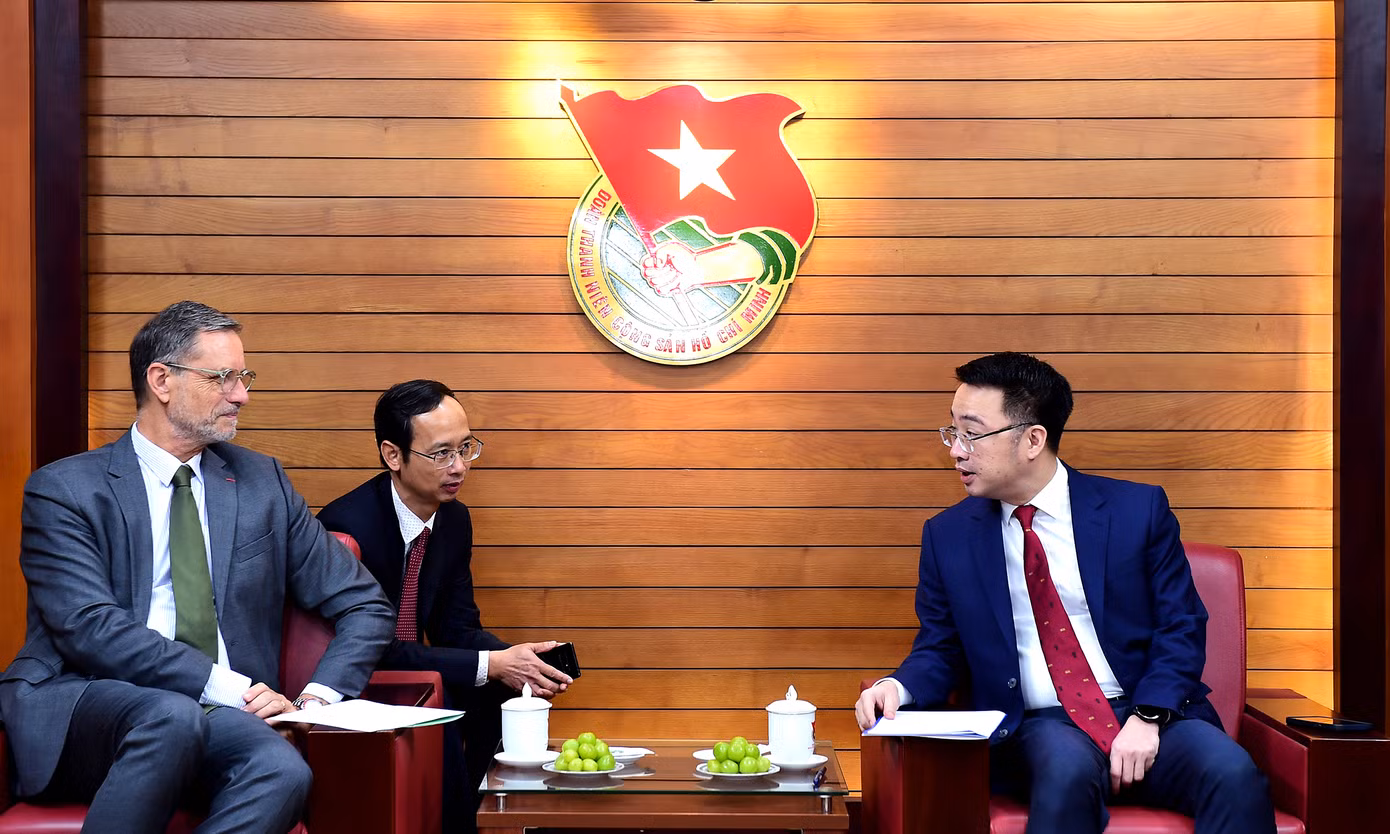 Bí thư T.Ư Đoàn Nguyễn Tường Lâm và Đại sứ Pháp tại Việt Nam Olivier Brochet trao đổi tại buổi tiếp. Ảnh: Xuân Tùng