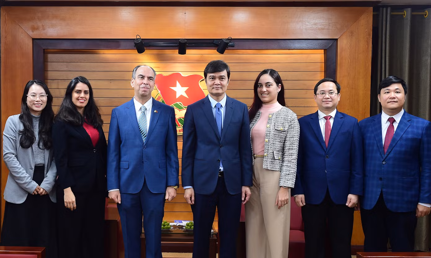 Đại biểu T.Ư Đoàn TNCS Hồ Chí Minh và Đại sứ quán Cuba tại Việt Nam chụp ảnh lưu niệm tại buổi tiếp. Ảnh: Xuân Tùng