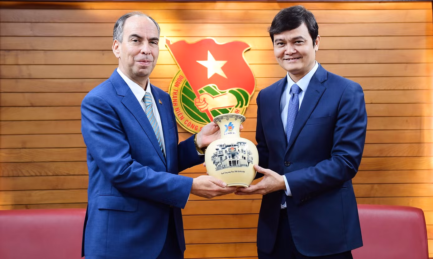 Bí thư thứ nhất T.Ư Đoàn Bùi Quang Huy tặng quà Đại sứ Cuba tại Việt Nam Rogelio Polanco Fuentes. Ảnh: Xuân Tùng