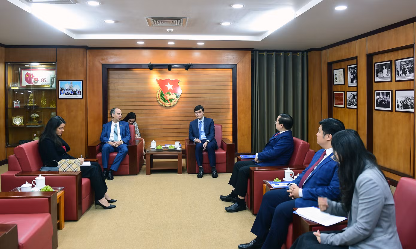 Bí thư thứ nhất T.Ư Đoàn Bùi Quang Huy tiếp Đại sứ Cuba tại Việt Nam Rogelio Polanco Fuentes. Ảnh: Xuân Tùng