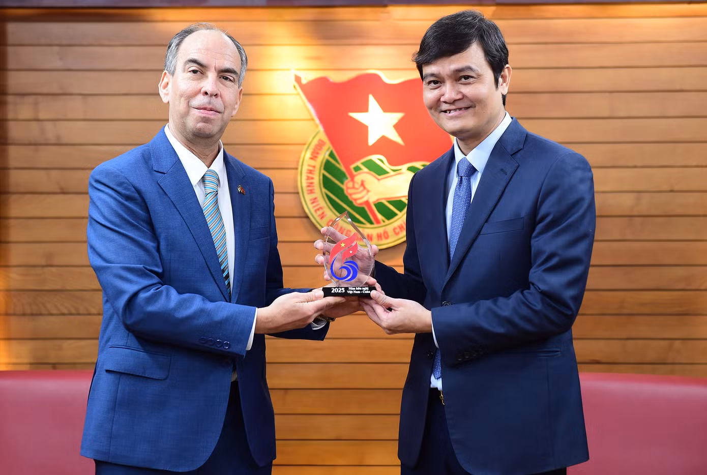 Đại sứ Cuba tại Việt Nam Rogelio Polanco Fuentes tặng quà Bí thư thứ nhất T.Ư Đoàn Bùi Quang Huy. Ảnh: Xuân Tùng