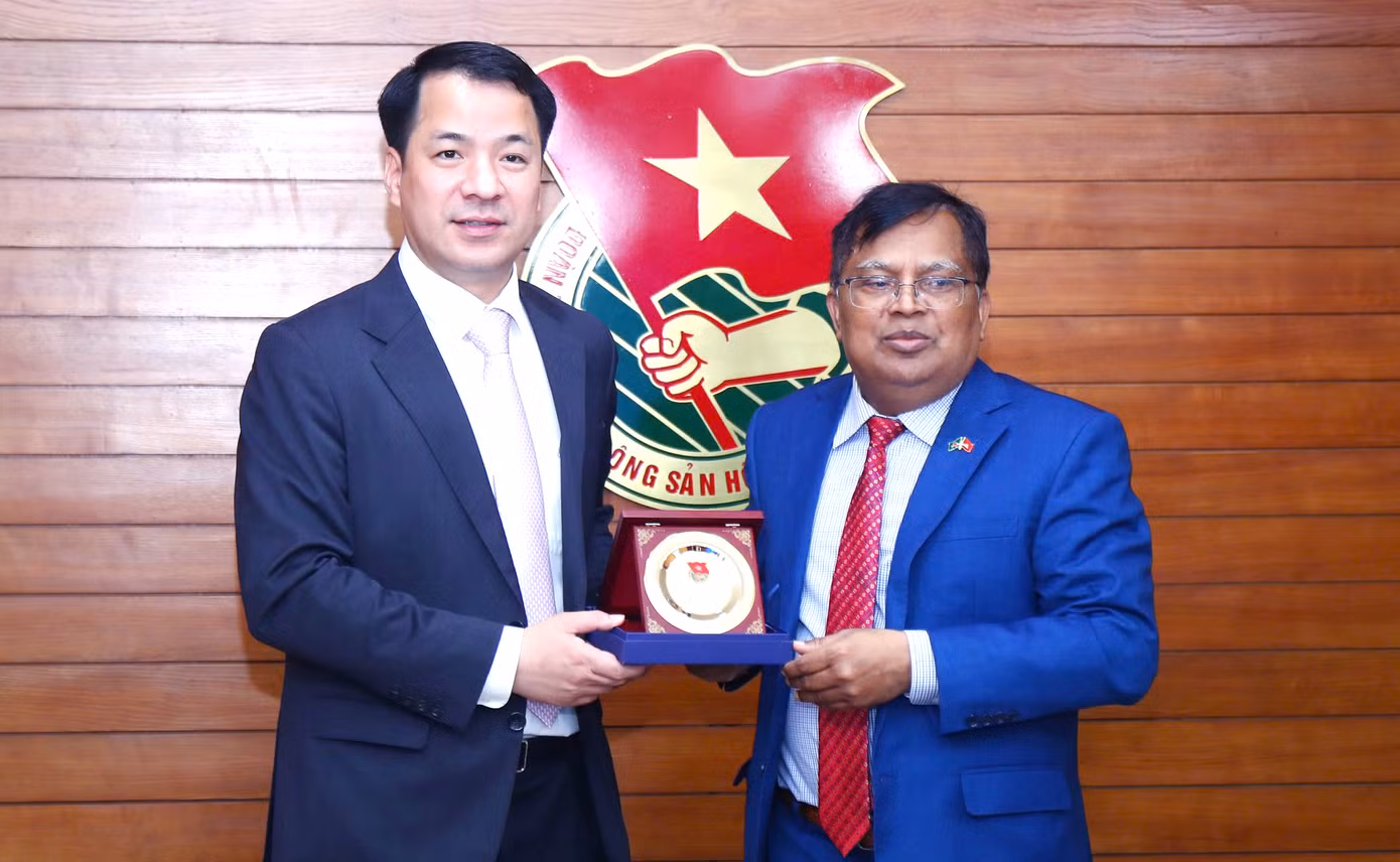 Bí thư T.Ư Đoàn Ngô Văn Cương tặng quà lưu niệm Đại sứ Bangladesh tại Việt Nam Lutfor Rahman. Ảnh: Bảo Anh