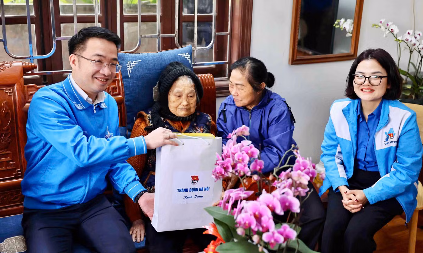 Anh Nguyễn Tường Lâm - Bí thư T.Ư Đoàn dẫn đầu đoàn đại biểu thăm, tặng quà gia đình chính sách. Ảnh: BTC