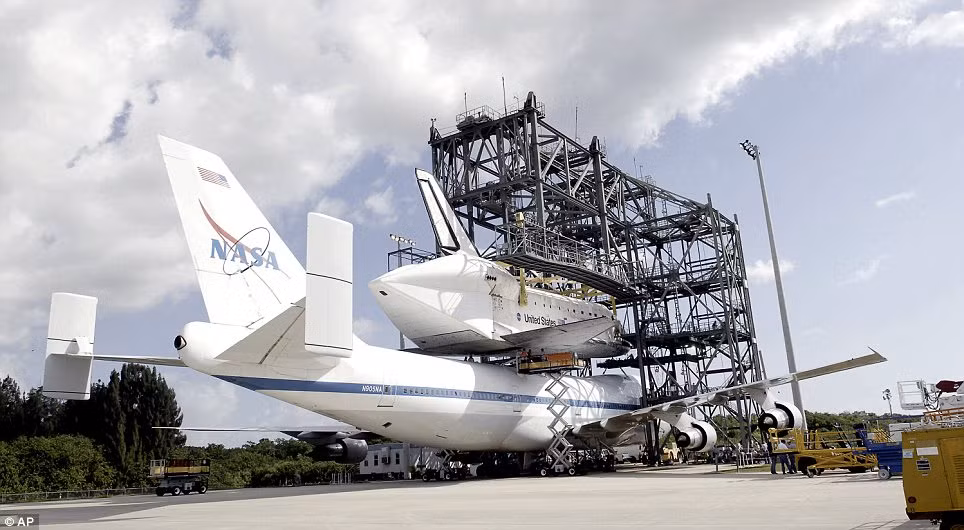 Tàu vũ trụ Discovery được lắp ghép lên thân Boeing 747 trước khi cất cánh 