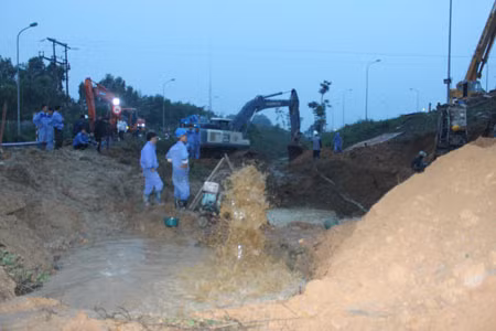 Công nhân khắc phục điểm vỡ đường ống nước. Ảnh: Dân Trí