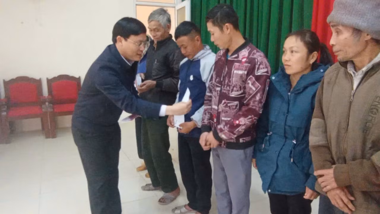 Ông Hoàng Văn Thanh, Chủ tịch UBND huyện Lang Chánh trao quà của chương trình cho các hộ nghèo Ông Hoàng Văn Thanh, Chủ tịch UBND huyện Lang Chánh trao quà của chương trình cho các hộ nghèo
