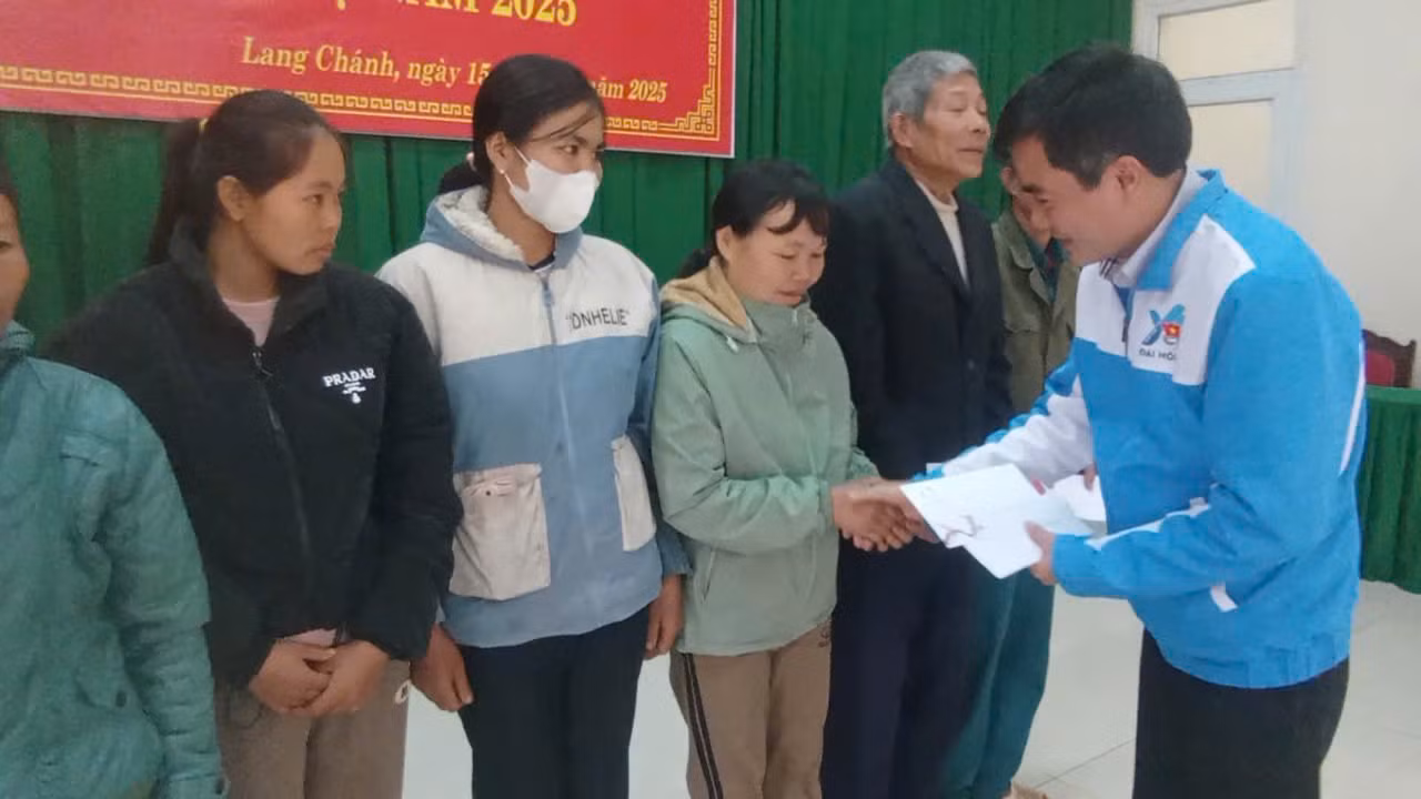 Anh Lê Văn Châu, Bí thư Tỉnh Đoàn Thanh Hóa trao quà Tết cho các hộ nghèo ở xã Tam Văn Anh Lê Văn Châu, Bí thư Tỉnh Đoàn Thanh Hóa trao quà Tết cho các hộ nghèo ở xã Tam Văn