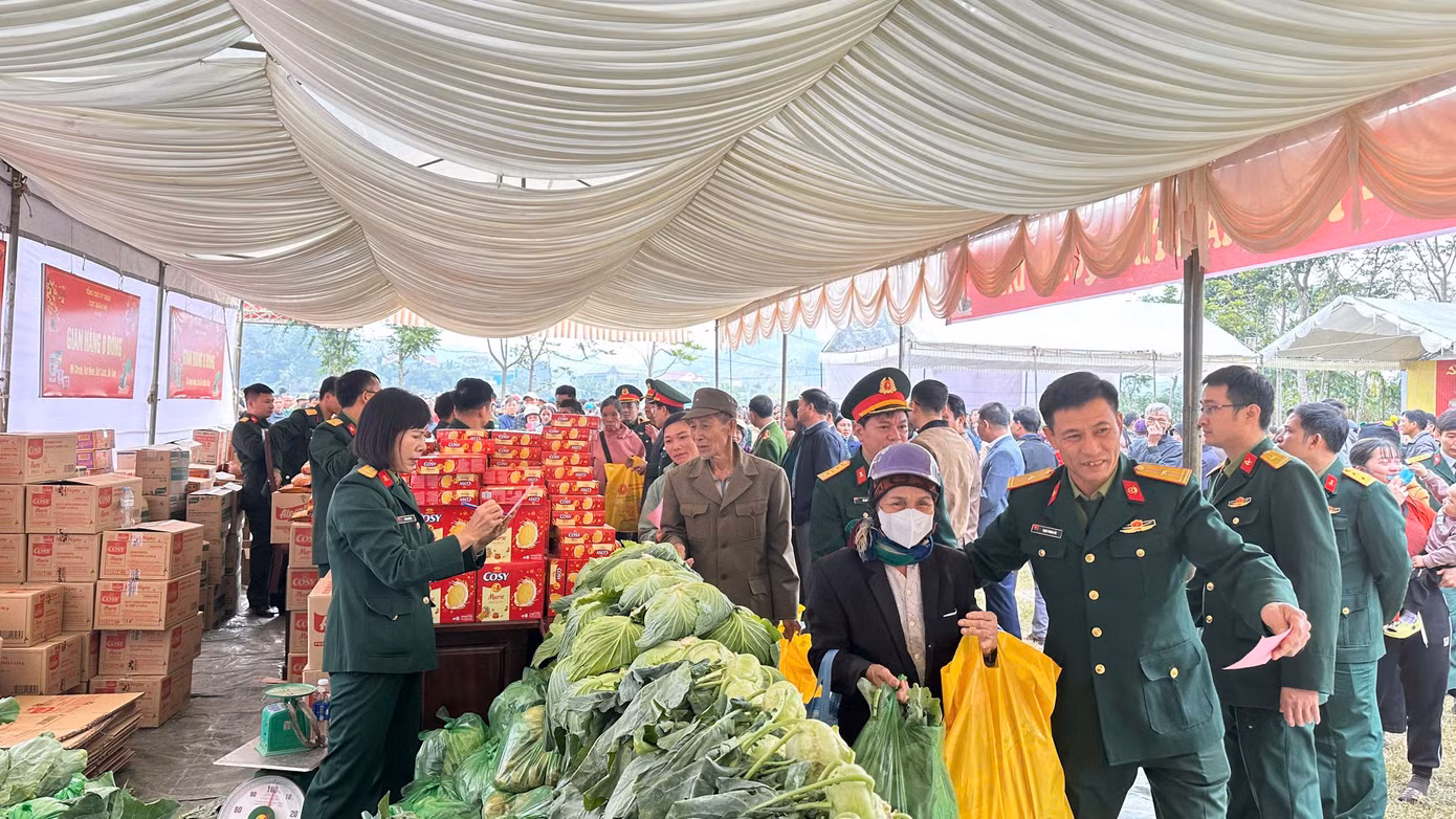 Người dân nhận được nhiều phần quà từ "Phiên chợ 0 đồng"