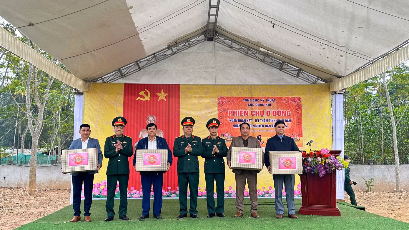 Đại diện lãnh đạo Cục Quân khí trao tặng quà cho các địa phương