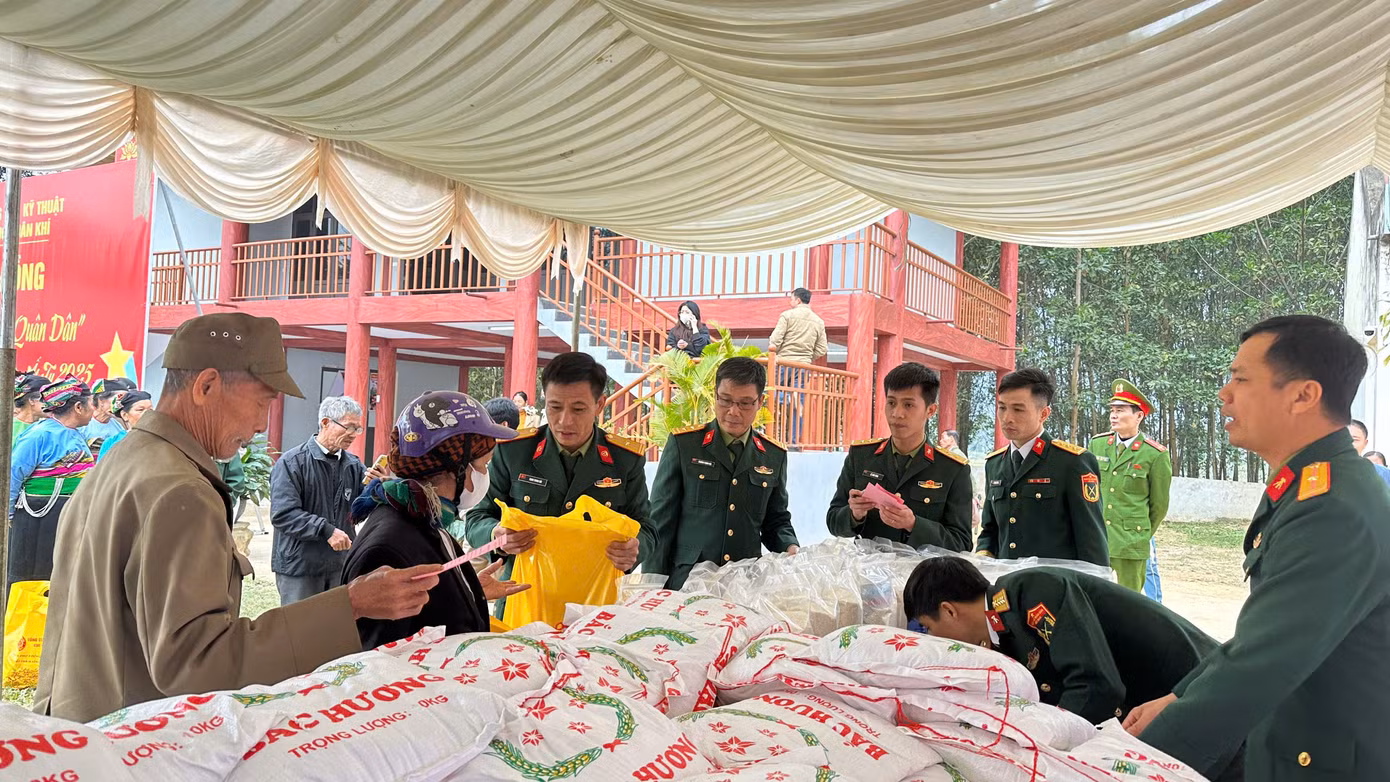 Cán bộ, chiến sỹ quân đội trao tặng quà là các sản phẩm thiết yếu cho người dân từ phiên chợ