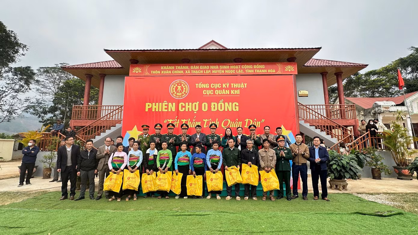 Ban tổ chức trao quà Tết cho các hộ gia đình
