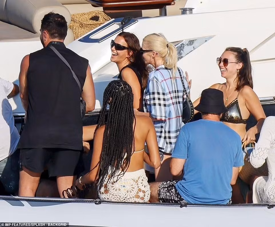Qua những hình ảnh do paparazzi ghi lại, Irina dường như có khoảng thời gian vui vẻ bên những người bạn.