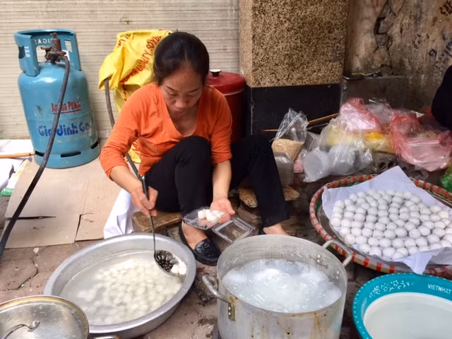 Đường phố Hà Nội ngập tràn không khí Tết Hàn thực ảnh 7