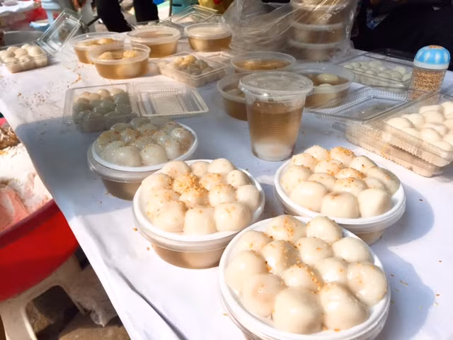 Đường phố Hà Nội ngập tràn không khí Tết Hàn thực ảnh 9