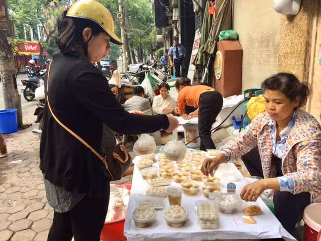 Đường phố Hà Nội ngập tràn không khí Tết Hàn thực ảnh 4