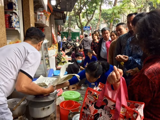 Đường phố Hà Nội ngập tràn không khí Tết Hàn thực ảnh 3