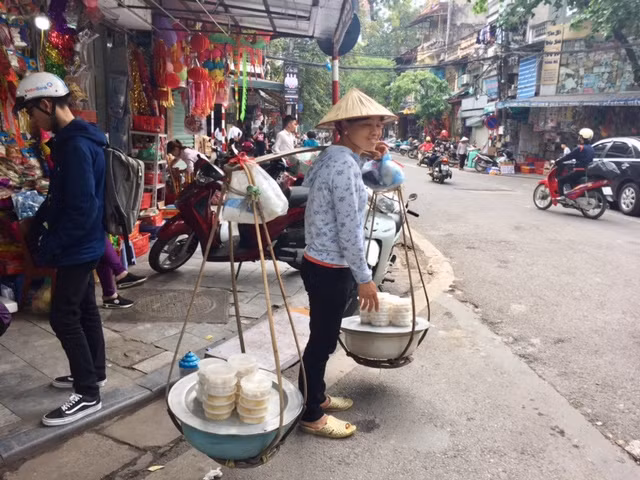 Đường phố Hà Nội ngập tràn không khí Tết Hàn thực ảnh 8