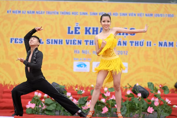Tiết mục khiêu vũ thể thao của các bạn sinh viên Đại học FPT