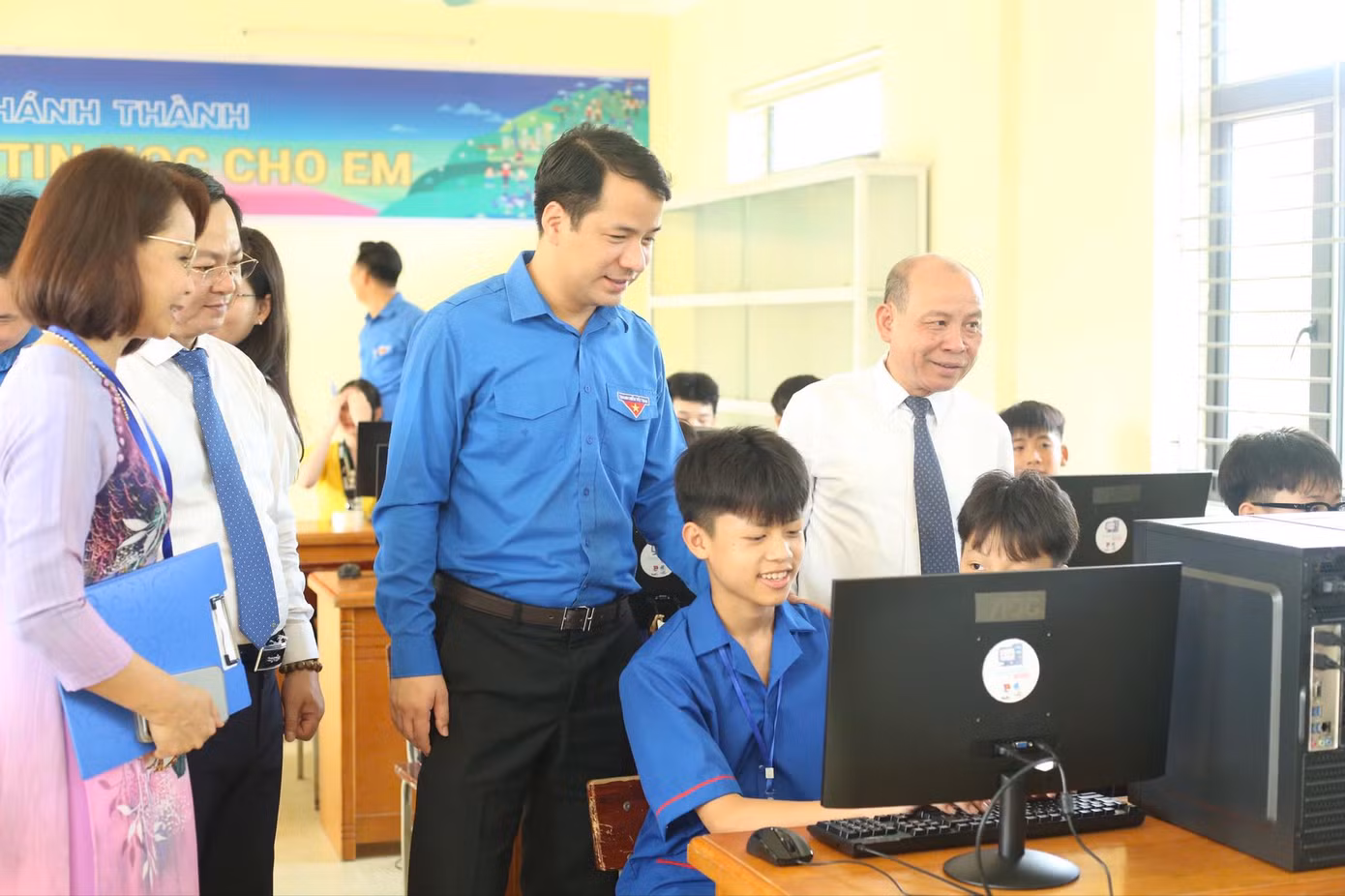 Anh Ngô Văn Cương và các đại biểu khánh thành phòng máy tính cho học sinh của trường.