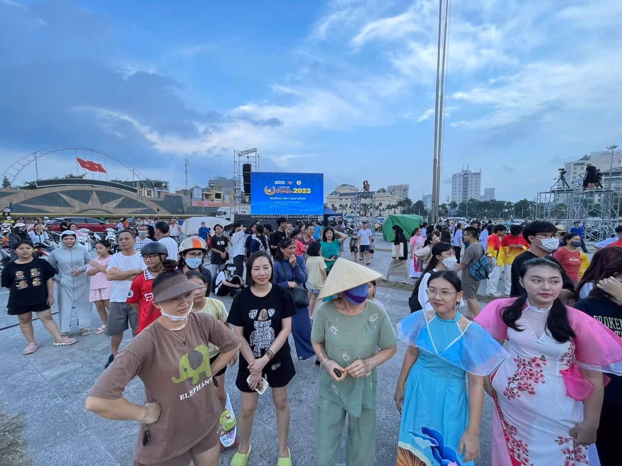 Màn tập dượt các vũ điệu của thầy trò Trường THPT Hàm Rồng thu hút đông đảo người dân đến xem.