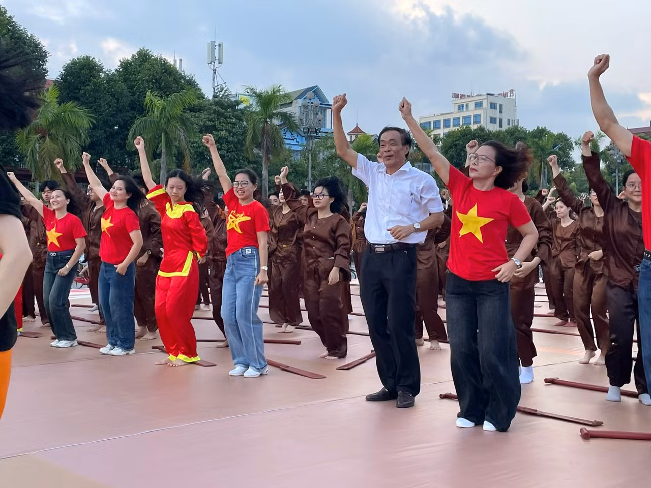 Thầy Thiều Ánh Dương (áo trắng) - Hiệu trưởng Trường THPT Hàm Rồng cùng các thầy cô giáo và học sinh hào hứng, nhiệt tình tập dượt các màn vũ đạo.
