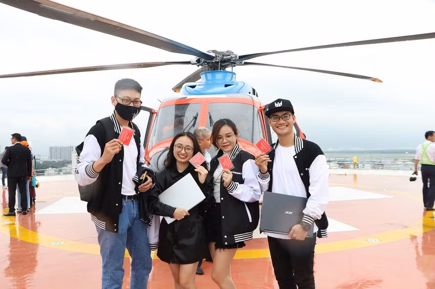 Trong những lần thí điểm tour trực thăng, sản phẩm du lịch này thu hút du khách trong và ngoài nước.