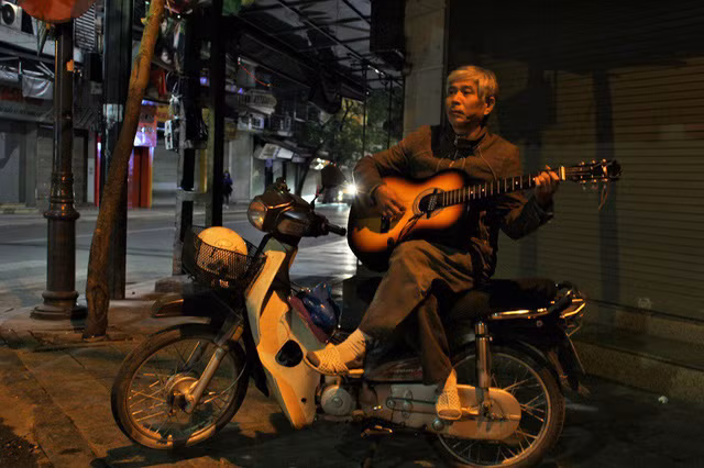 Tiếng đàn guitar mời khách lúc 0h của bác tài xe ôm trên phố cổ ảnh 1