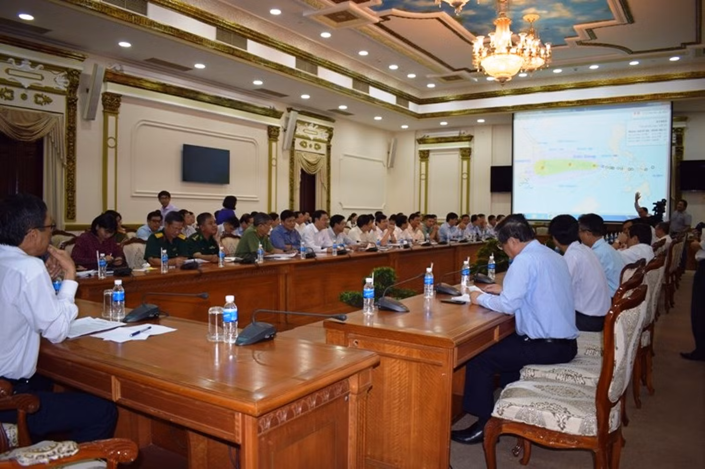 TPHCM lo ngập nặng khi bão Damrey đổ bộ ảnh 1