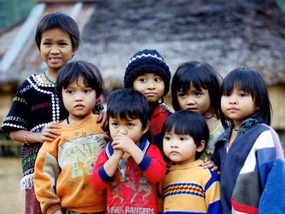 Trẻ em Cơ tu bây giờ vẫn được truyền niềm tin bất diệt vào linh hồn của núi. Ảnh: Nam Cường
