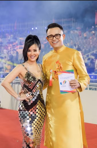 MC Đức Bảo chụp ảnh lưu niệm cùng Diva Hồng Nhung và Divo Tùng Dương.
