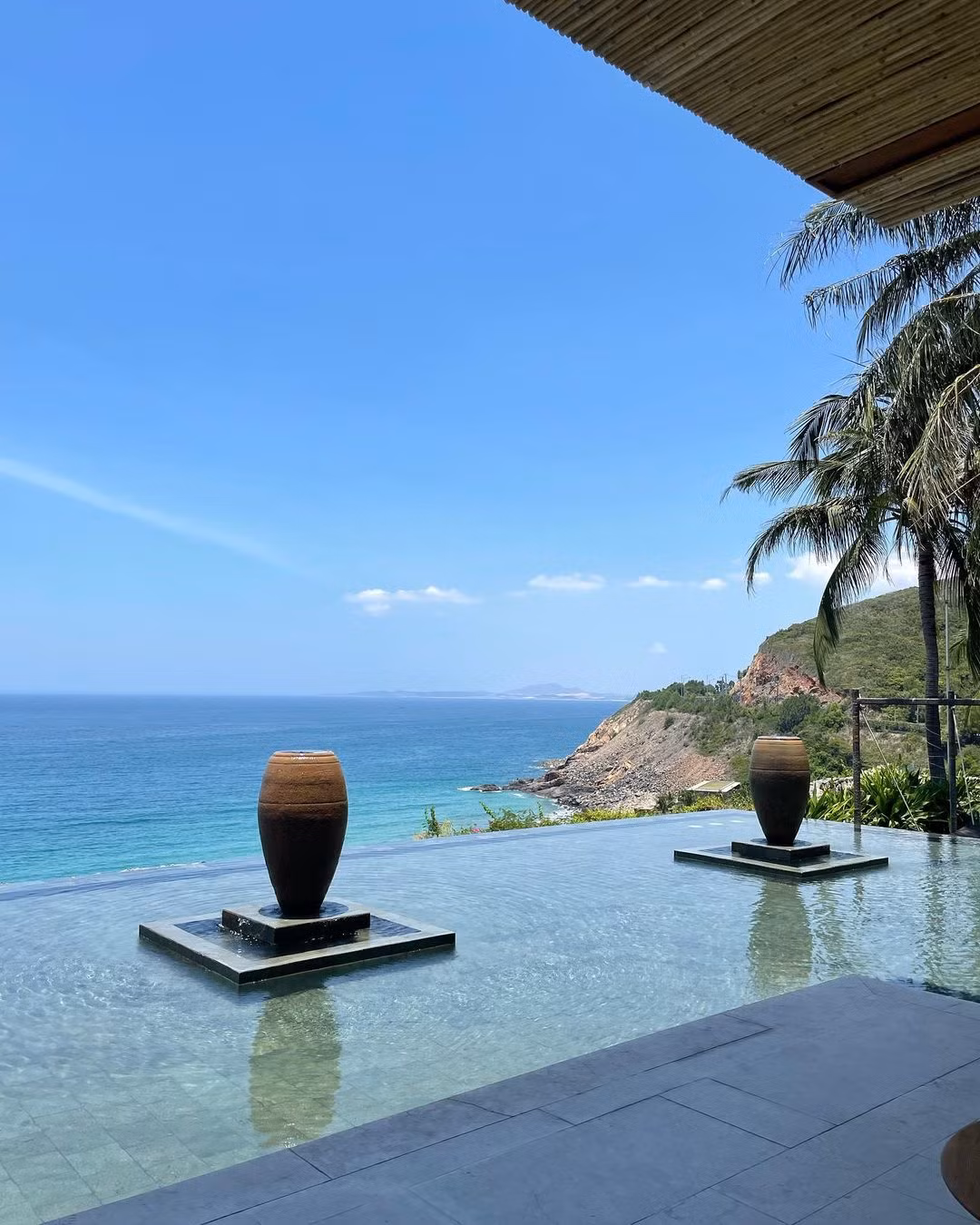Vài tiếng trước đó, Sohee chia sẻ ảnh chụp không gian sang chảnh và tầm nhìn ra biển tuyệt đẹp tại resort. "Kỳ nghỉ mùa hè", cô viết, như để thông báo vừa có mặt tại Nha Trang.